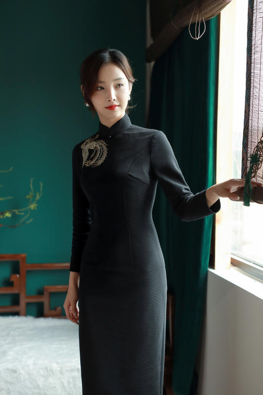 逸红颜厦梦2025秋冬新款民国画报复刻同款刺绣弹力针织改良旗袍女 商品图1