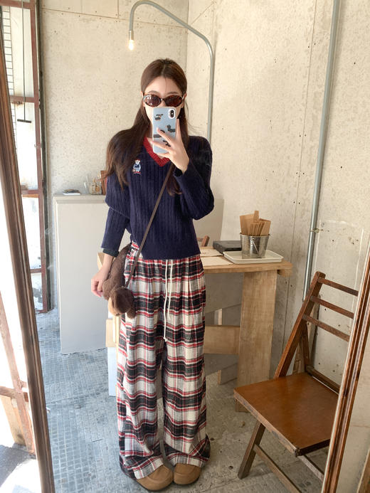 【169元任选2件】现货！藏蓝色V领撞红色边毛衣 or 红色格子休闲裤 商品图1