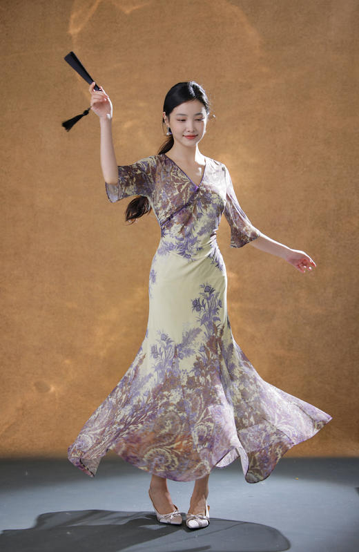 逸红颜毓清2025早秋新款冰感弹力网纱定位花抽褶插片鱼尾连衣裙女 商品图4