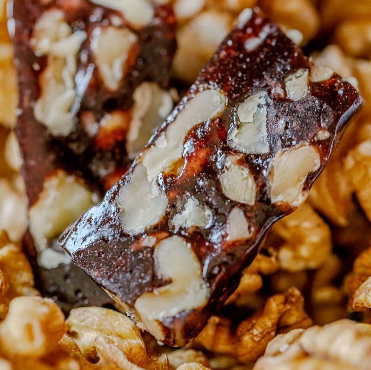 【血糯米核桃糕】植物版“阿胶糕”，满满都是血糯米和核桃仁，一口就能吃下所有营养，不甜不腻Q弹软糯太适合我们女生吃了!血糯米+核桃，双重加持，都是对女生好的东西，怎能错过？