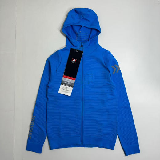 原单正品XB 向导连帽运动夹克 户外运动专属，满身科技的衣服，视网膜高清一体纺织科技

理想的中间层

蓝色/绿色 M-XXL

原价2000➕ 商品图3
