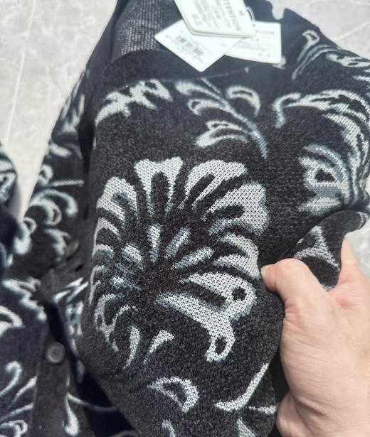 全新正品出口日版THE SHOP TK25新款弹力晴纶男士复古毛衣开衫断码捡漏

日本很OG的潮流品牌 吊牌价7920日元

尺码M L 商品图1