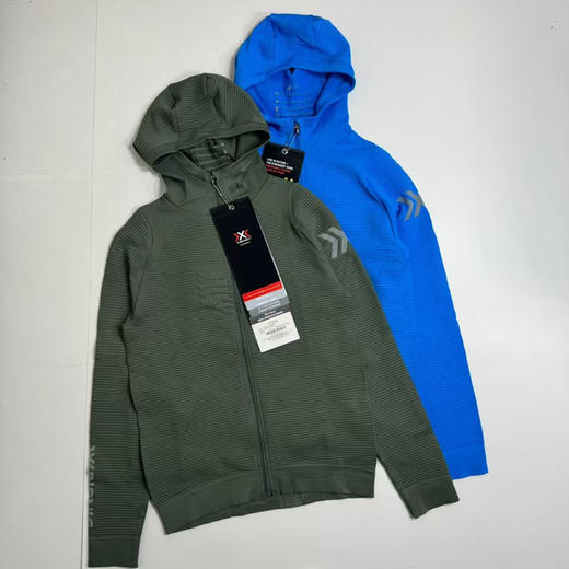 原单正品XB 向导连帽运动夹克 户外运动专属，满身科技的衣服，视网膜高清一体纺织科技

理想的中间层

蓝色/绿色 M-XXL

原价2000➕ 商品图0