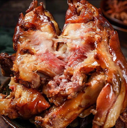 兰飞酱猪蹄，让你一口爱上的美味，兰飞师傅祖上为宫廷御厨   老汤秘方代代相传至今  猪蹄会经过十三道工艺，用三十多味天然草本香料六小时熬制而成！吃起来软烂、香滑，满满的胶原蛋白！ 商品图1