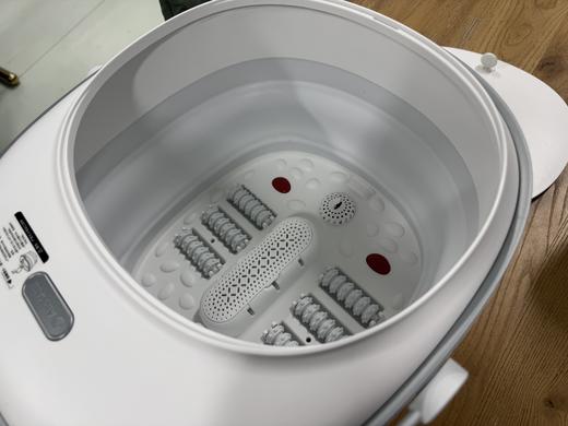 72小时发货【折叠足浴盆】艾美特品牌，泡走身体的小情绪~主打好收纳，自带红光暖足和涌泉冲浪感，红光也利于足浴包发挥效果！净重2.1kg，电源线长1.8m，配遥控器，折叠后厚度16厘米 商品图9