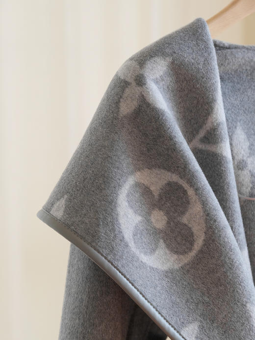 【只可换码，不退货】GY32-驴家刘浩存同款灰白色大花长款秋冬羊毛大衣外套（SZX*MM） 商品图6