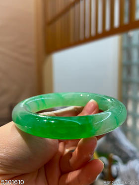 粗圆条艳绿手镯【5301610】圈口56.3~具体价格微信咨询