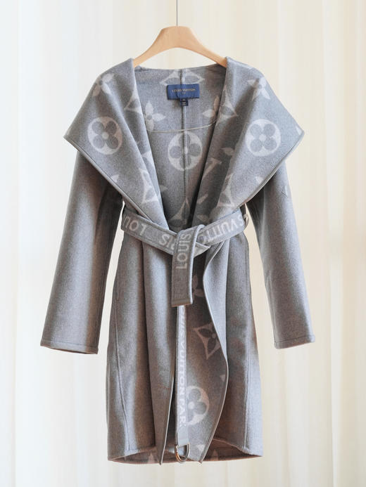 【只可换码，不退货】GY32-驴家刘浩存同款灰白色大花长款秋冬羊毛大衣外套（SZX*MM） 商品图1