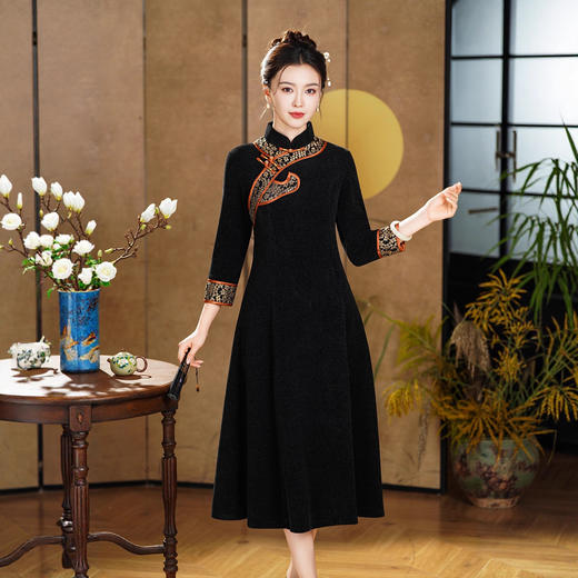 A25314 2025秋冬款中国风雪尼尔长款复古旗袍改良显瘦日常连衣裙大码旗袍 商品图3