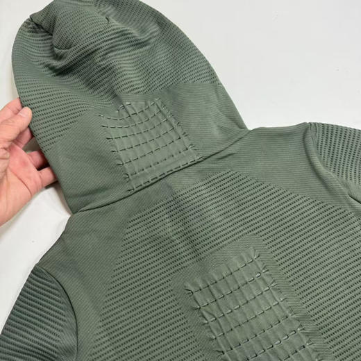 原单正品XB 向导连帽运动夹克 户外运动专属，满身科技的衣服，视网膜高清一体纺织科技

理想的中间层

蓝色/绿色 M-XXL

原价2000➕ 商品图5