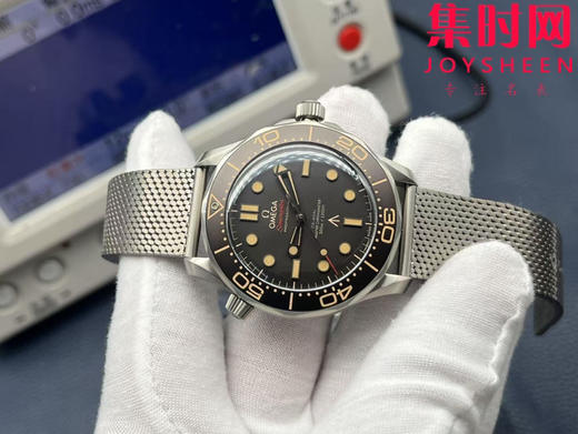 全新升级 匠心传承 欧米茄OMEGA VS海马300米系列 VS无暇赴死 邦德007-无暇赴死 全钛V4版 丹东8806一体机 男士腕表 表径42mm 商品图3