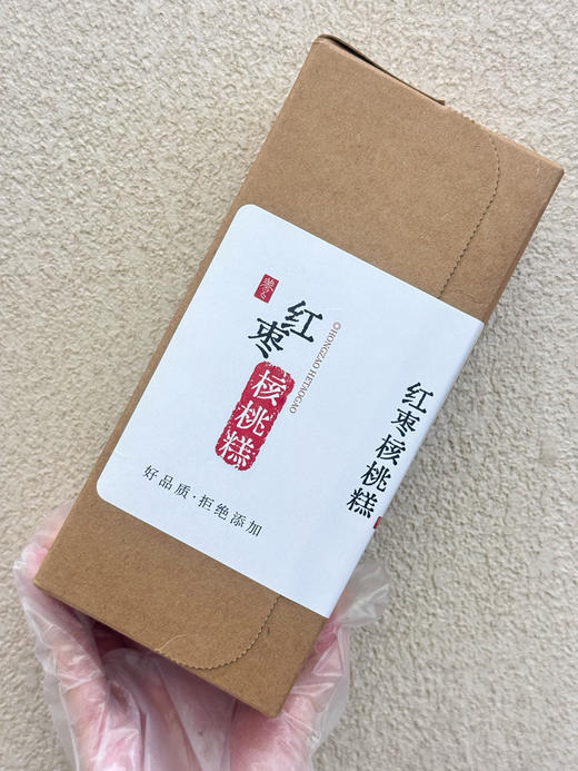 养生红枣核桃糕
​（养脾健胃 美容养颜 老少皆宜古有一句话“核桃不离手，能活八十九”，又有“一日三枣，一生不老”纯手工熬制枣泥裹上核桃仁，不含添加剂口感软弹，红枣原本的甜度，不加蔗糖。240g左右） 商品图2