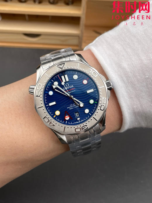 欧米茄 VS新海马300米系列 冬奥会特别版 男士腕表 表径42mm 陶瓷盘 并以激光雕刻波浪纹 商品图8