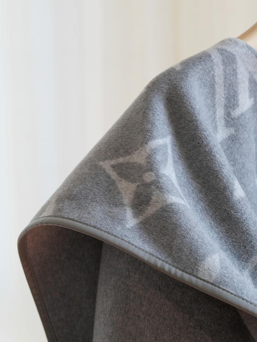 【只可换码，不退货】GY32-驴家刘浩存同款灰白色大花长款秋冬羊毛大衣外套（SZX*MM） 商品图8