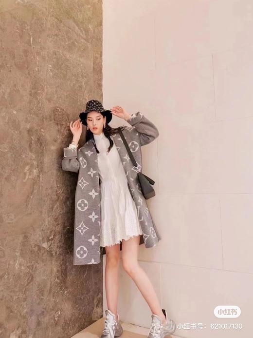 【只可换码，不退货】GY32-驴家刘浩存同款灰白色大花长款秋冬羊毛大衣外套（SZX*MM） 商品图7