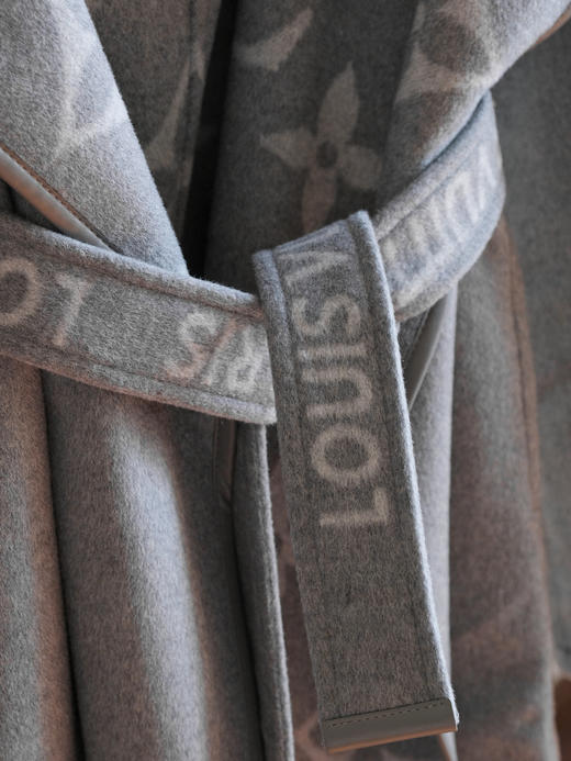 【只可换码，不退货】GY32-驴家刘浩存同款灰白色大花长款秋冬羊毛大衣外套（SZX*MM） 商品图3