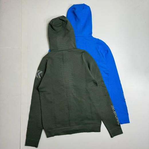 原单正品XB 向导连帽运动夹克 户外运动专属，满身科技的衣服，视网膜高清一体纺织科技

理想的中间层

蓝色/绿色 M-XXL

原价2000➕ 商品图1