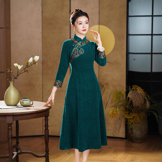 A25314 2025秋冬款中国风雪尼尔长款复古旗袍改良显瘦日常连衣裙大码旗袍 商品图2