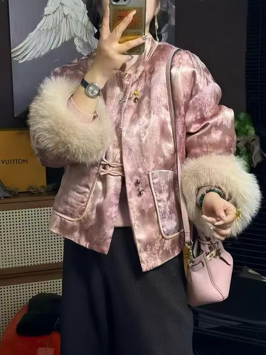 国风刺绣盘扣羽绒服外套 高级提花缎面雅致且富有光泽，花纹细腻如艺术品 商品图2