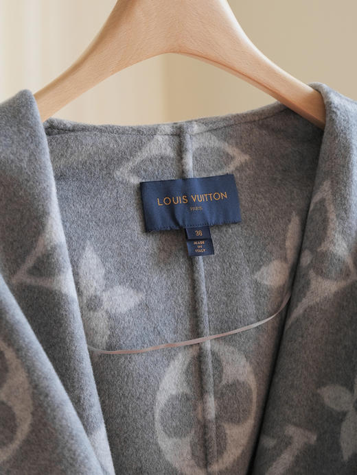 【只可换码，不退货】GY32-驴家刘浩存同款灰白色大花长款秋冬羊毛大衣外套（SZX*MM） 商品图4