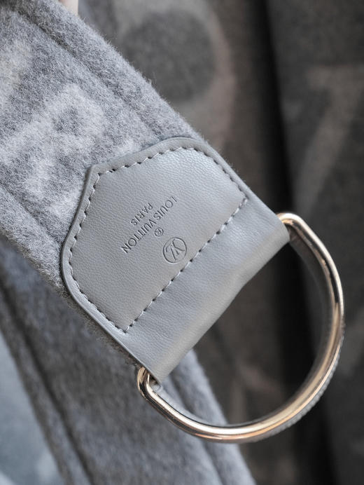 【只可换码，不退货】GY32-驴家刘浩存同款灰白色大花长款秋冬羊毛大衣外套（SZX*MM） 商品图9