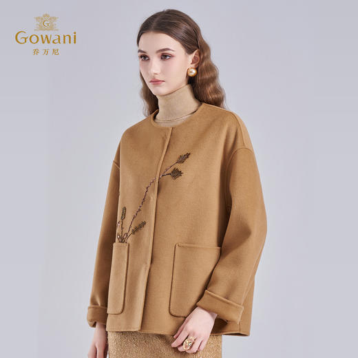 乔万尼2025冬中式风尚雅致刺绣无领设计宽松短款羊毛羊绒大衣ED4B798 商品图2