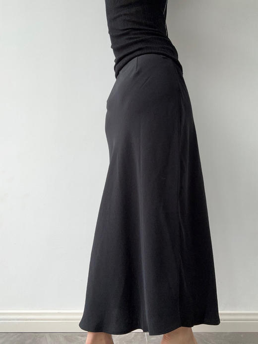 TU｜C05AW24-SK05-BK00 黑色醋酸斜纹超长款鱼尾裙【长版 / 短版】 商品图6