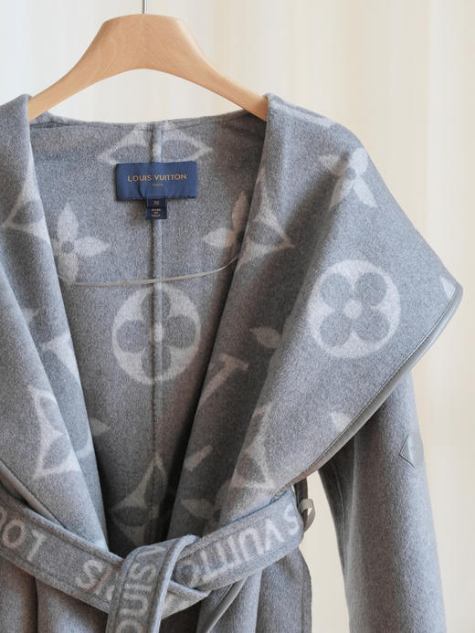 【只可换码，不退货】GY32-驴家刘浩存同款灰白色大花长款秋冬羊毛大衣外套（SZX*MM） 商品图5