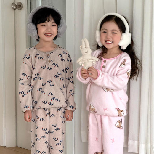 可优鼠雪呢绒儿童睡衣套装 雪呢绒软糯细腻轻盈保暖 A类母婴品质 男女宝同款 圆领半襟扣轻松穿脱 9种图案可选 商品图4