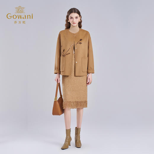 乔万尼2025冬中式风尚雅致刺绣无领设计宽松短款羊毛羊绒大衣ED4B798 商品图3