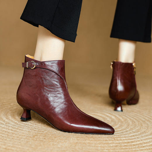 【预售5天】复古尖头细跟时装短靴女秋冬新款真皮皮带扣气质中跟瘦瘦裸靴DB&M6570 商品图1