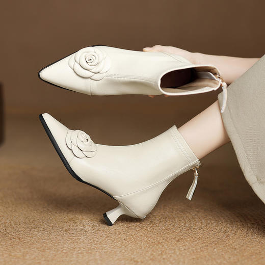 【预售5天】法式山茶花软羊皮高跟短靴女新款包腿显瘦尖头弹力瘦瘦靴DS&661 商品图4