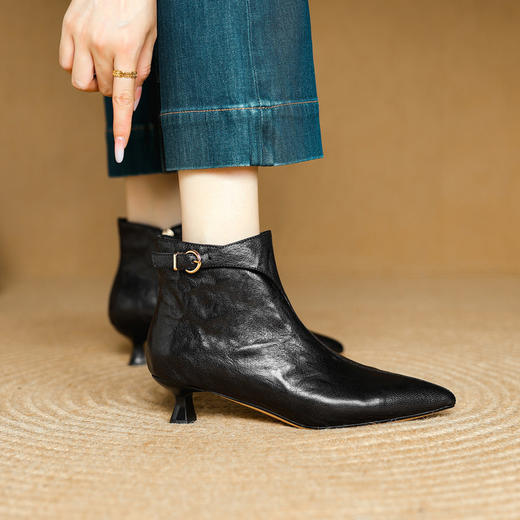 【预售5天】复古尖头细跟时装短靴女秋冬新款真皮皮带扣气质中跟瘦瘦裸靴DB&M6570 商品图3