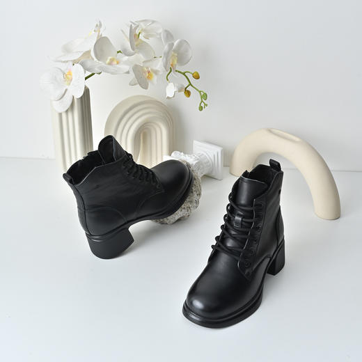 经典鲨2025年冬专柜新款牛皮革加绒侧拉链显瘦中粗跟短靴女KW57-558071 商品图3