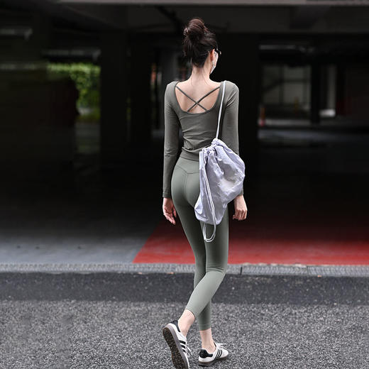 Beemen秋冬新款瑜伽服女长袖  固定一体杯胸垫 细带美背 高弹无缝健身上衣 商品图3