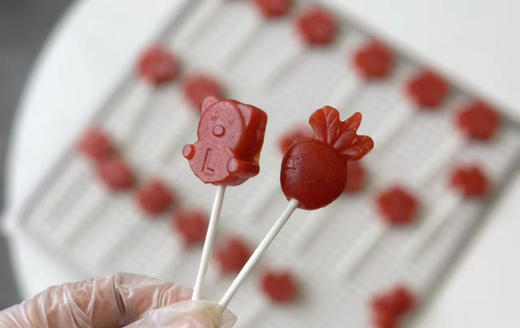 蓝莓山楂苹果棒棒糖（专属小朋友们的———蓝莓🫐山楂🍎棒棒糖，同样的纯手工，没有任何添加剂，成份只有蓝莓山楂苹果和黄冰糖纯净水。十支装） 商品图1