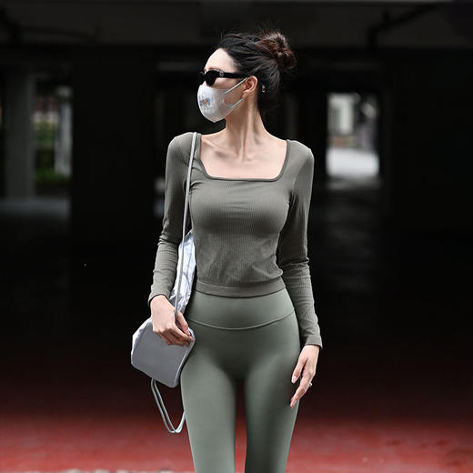 Beemen秋冬新款瑜伽服女长袖  固定一体杯胸垫 细带美背 高弹无缝健身上衣 商品图0