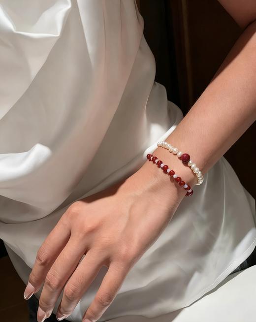 【QIANYOU  新中式玛瑙珍珠手串】买一条送一条，天然玛瑙+合成珍珠材质，形状饱满，细腻光滑，优雅永存~ 商品图1