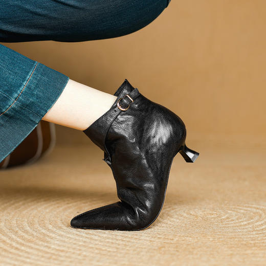 【预售5天】复古尖头细跟时装短靴女秋冬新款真皮皮带扣气质中跟瘦瘦裸靴DB&M6570 商品图4