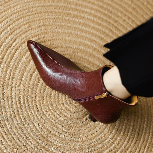 【预售5天】复古尖头细跟时装短靴女秋冬新款真皮皮带扣气质中跟瘦瘦裸靴DB&M6570 商品图2