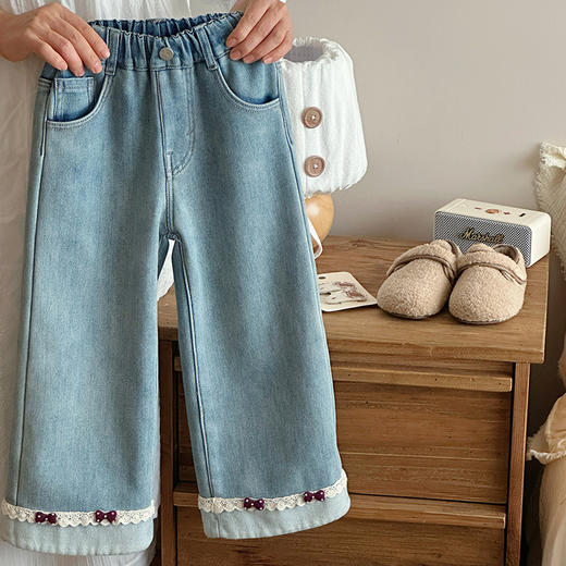 部分码数预售7天内发货！！【儿童服饰丨吾家儿童加绒牛仔裤】内里加绒面料细腻，质地柔软，高弹力松紧裤腰设计，不易挑身型，经典色系搭配花边设计简约不失时髦度，版型廓形宽松舒适，出街或上学穿搭都合适 商品图2