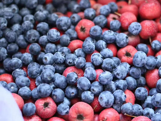 蓝莓山楂苹果棒棒糖（专属小朋友们的———蓝莓🫐山楂🍎棒棒糖，同样的纯手工，没有任何添加剂，成份只有蓝莓山楂苹果和黄冰糖纯净水。十支装） 商品图2