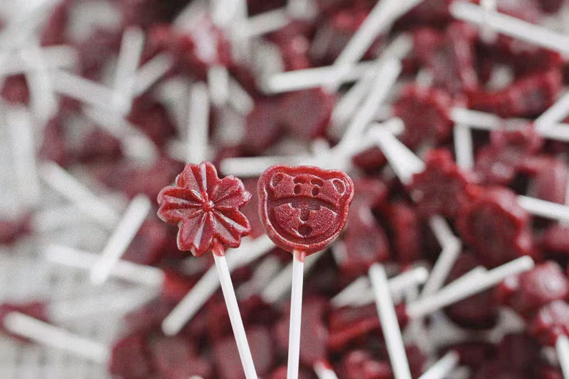 蓝莓山楂苹果棒棒糖（专属小朋友们的———蓝莓🫐山楂🍎棒棒糖，同样的纯手工，没有任何添加剂，成份只有蓝莓山楂苹果和黄冰糖纯净水。十支装）