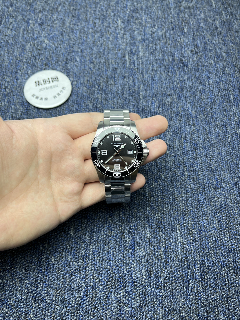 浪琴新款康卡斯系列 黑色盘 深海之黑 新升级版 男士腕表 增强夜光持久效果！
机芯：搭载进口西铁城