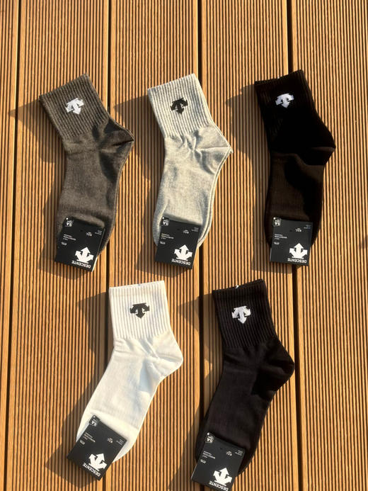 原单正品 dst 迪桑特5A抗菌防臭男士运动短袜中袜 棉质材质，舒适透气吸汗防臭

颜色款式  黑白标  蓝标

适合39-47码的脚

一组十双 商品图4