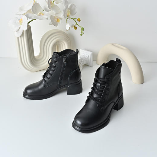 经典鲨2025年冬专柜新款牛皮革加绒侧拉链显瘦中粗跟短靴女KW57-558071 商品图2