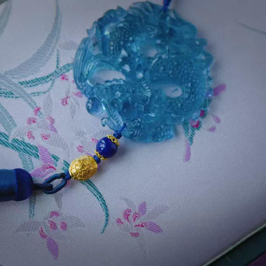 素日手作 双面精雕巨龙腾浪海蓝宝车挂包挂 商品图3