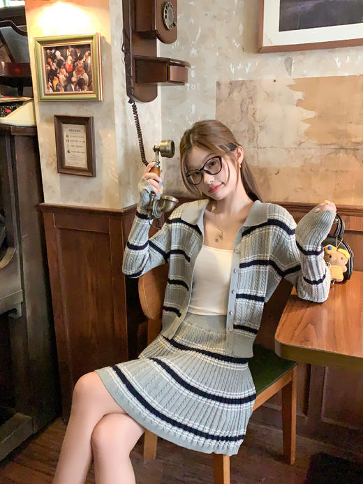 <曾小咸推荐>现货秒杀！微信超特价！翻领条纹针织衫高腰百裙两件套装 日常299.99 立减130 秒杀169.99！ 商品图11