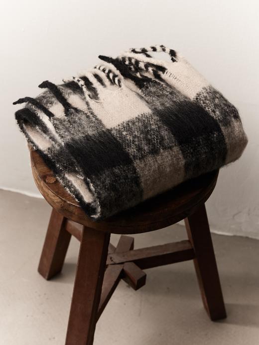 鹿鹿推荐·【格子氛围】冬季高级感流苏黑白格围巾 商品图1