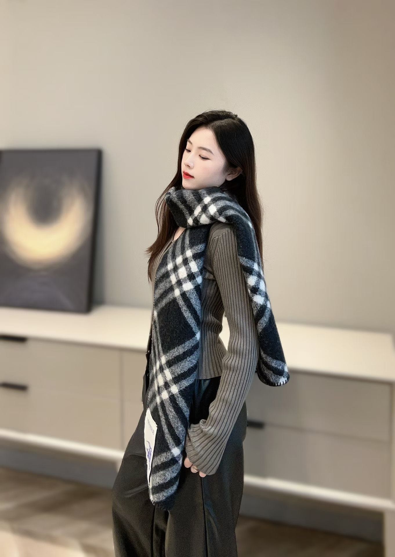 YP38-巴宝莉战马格纹黑色/粉色羊绒羊毛围巾（JM*MM）